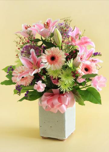 Pink and beautiful flowers arrangement 